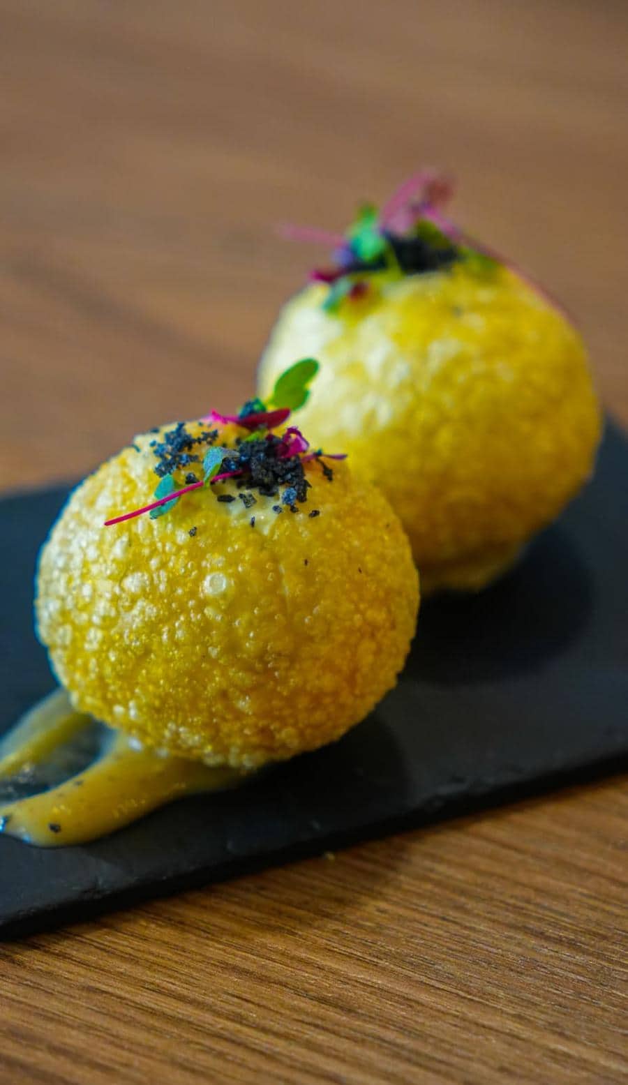 Aperitius i tapes per acompanyar les begudes a BarK, Calella de Palafrugell