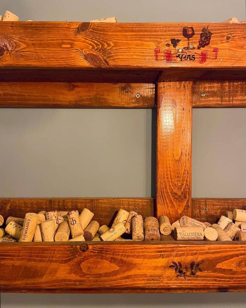 Detall de suro de vi i decoració de vins al local BarK